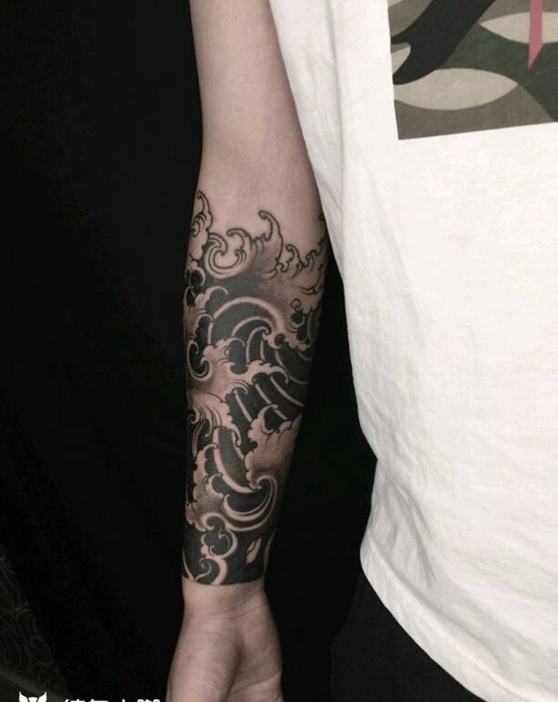 浪臂纹身图片