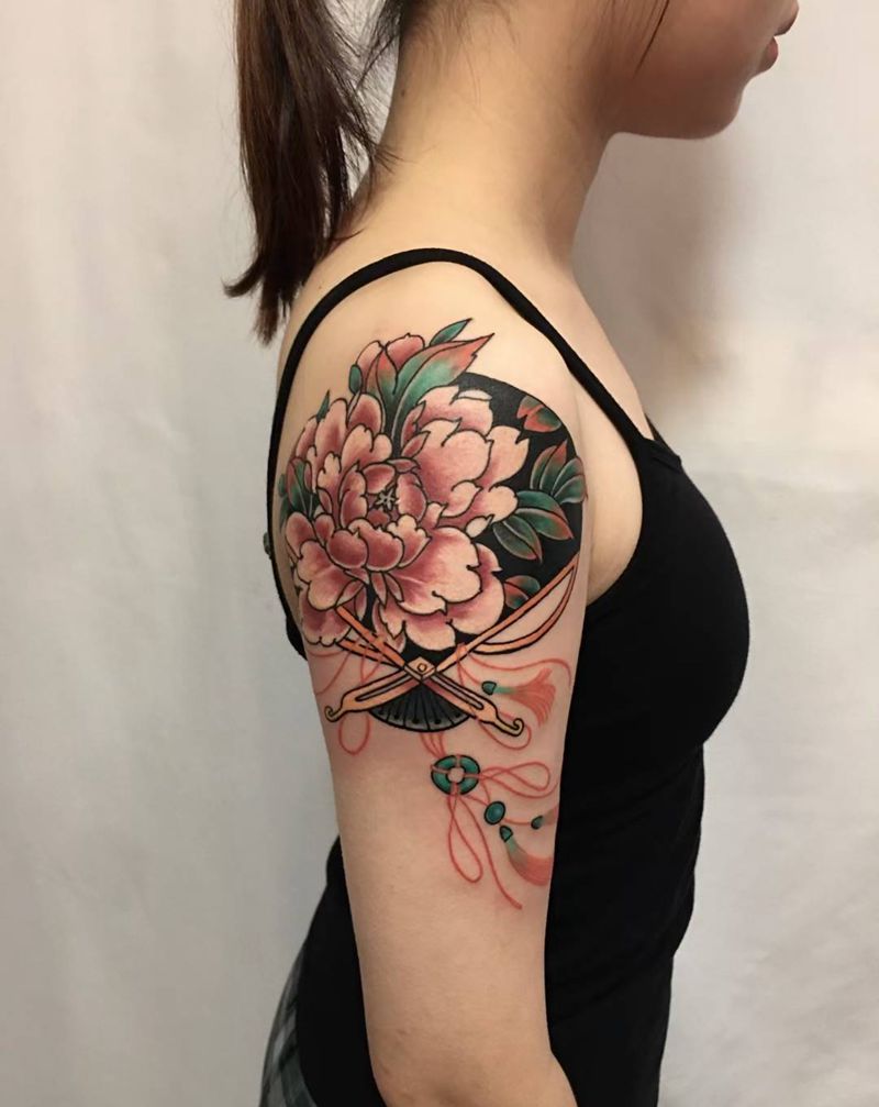 花和扇子纹身图片_手部老传统纹身图案