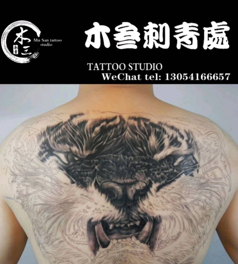 满背虎首 未完纹身图片_背部欧美写实纹身图案