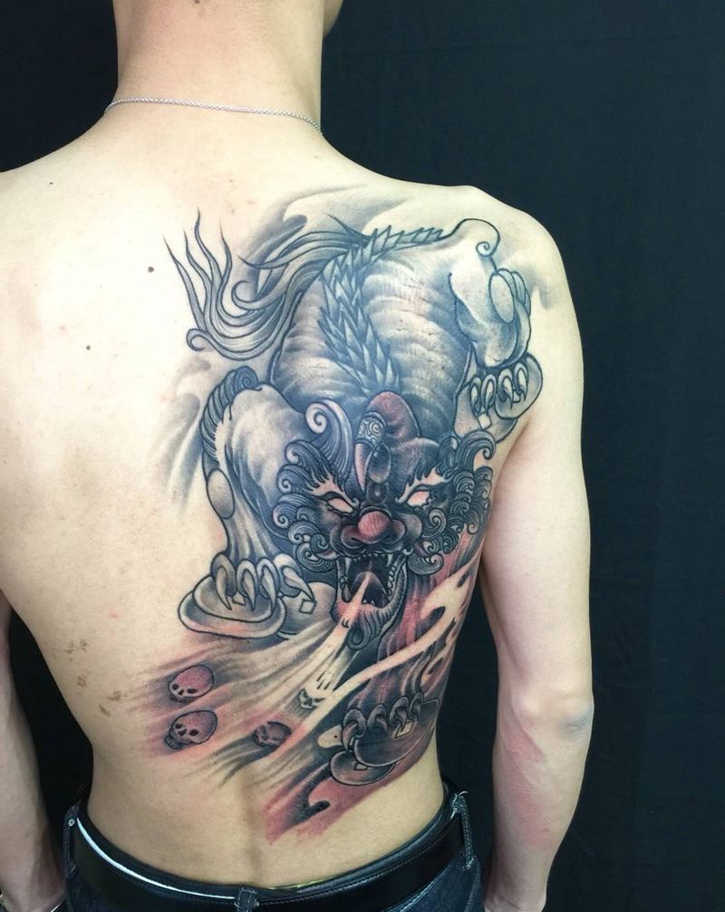 怕痛的小伙，折腾了三次，终于完工了。纹身图片