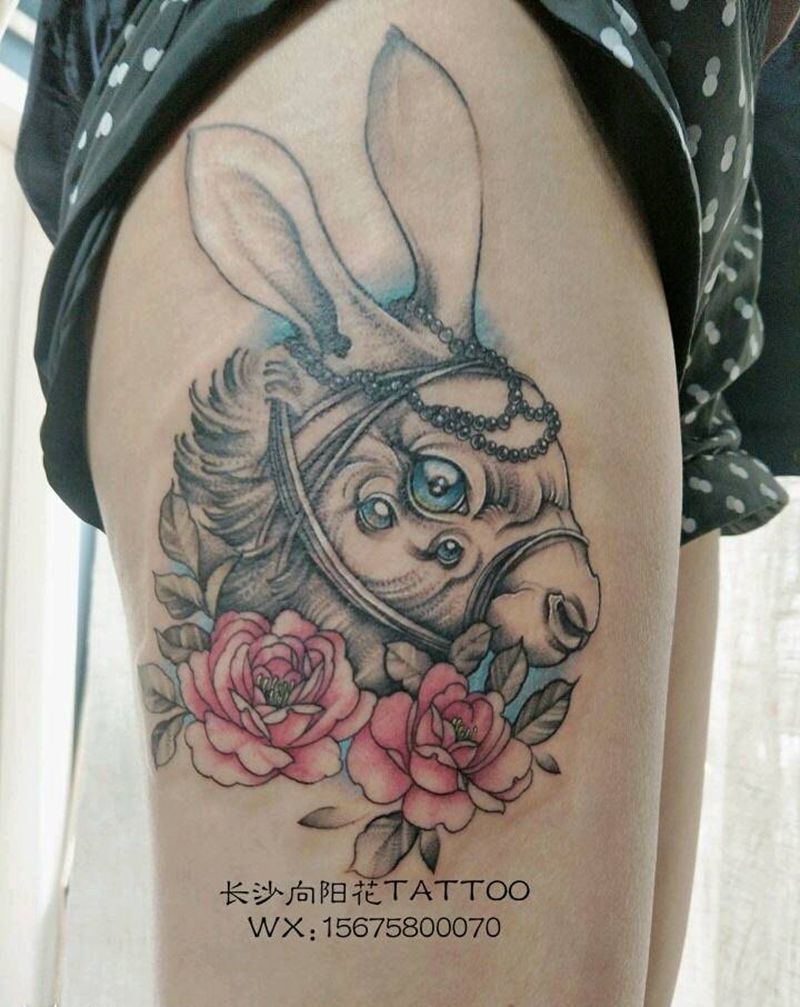 神兔三盯纹身图片_腿部New School兔子纹身图案
