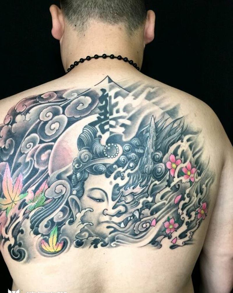 这小伙的背不是一般的宽，，，纹身图片