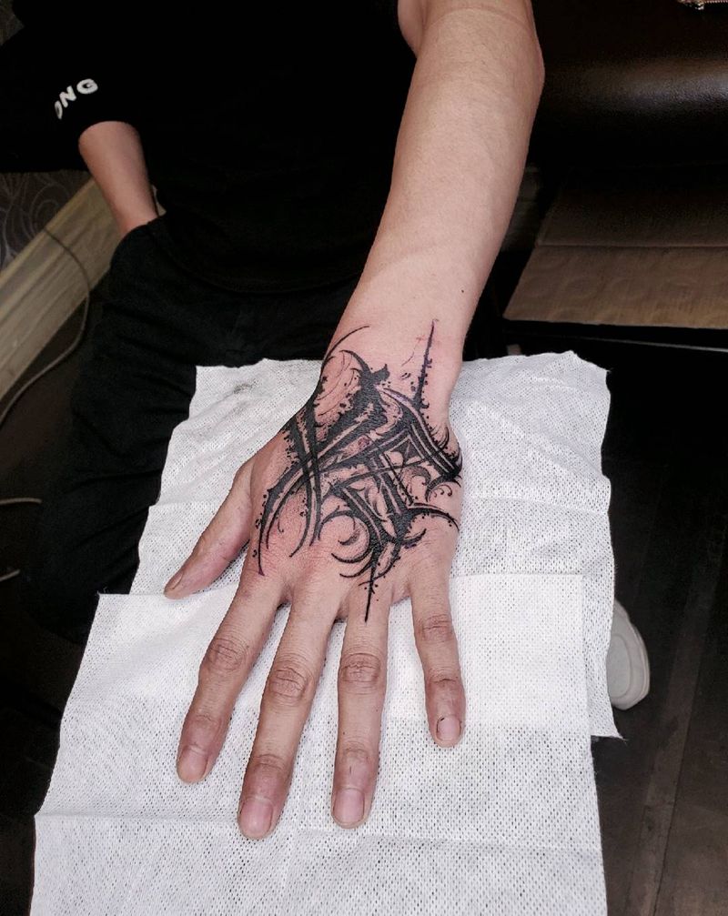 字母儿纹身图片_手部花体字纹身图案