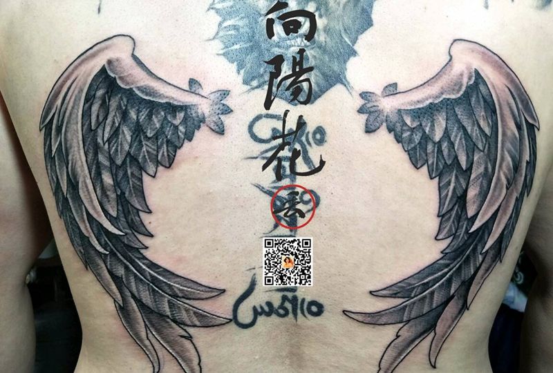 翅膀纹身图片_背部图腾翅膀纹身图案