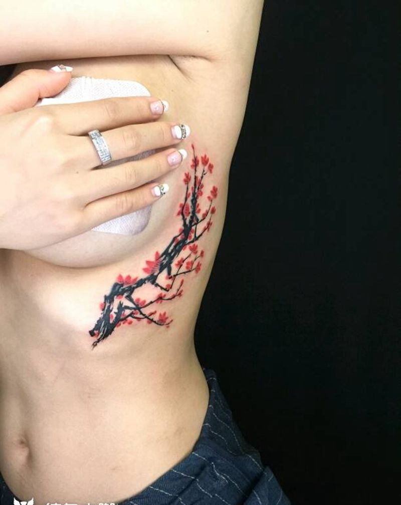 小花覆盖字母纹身图片