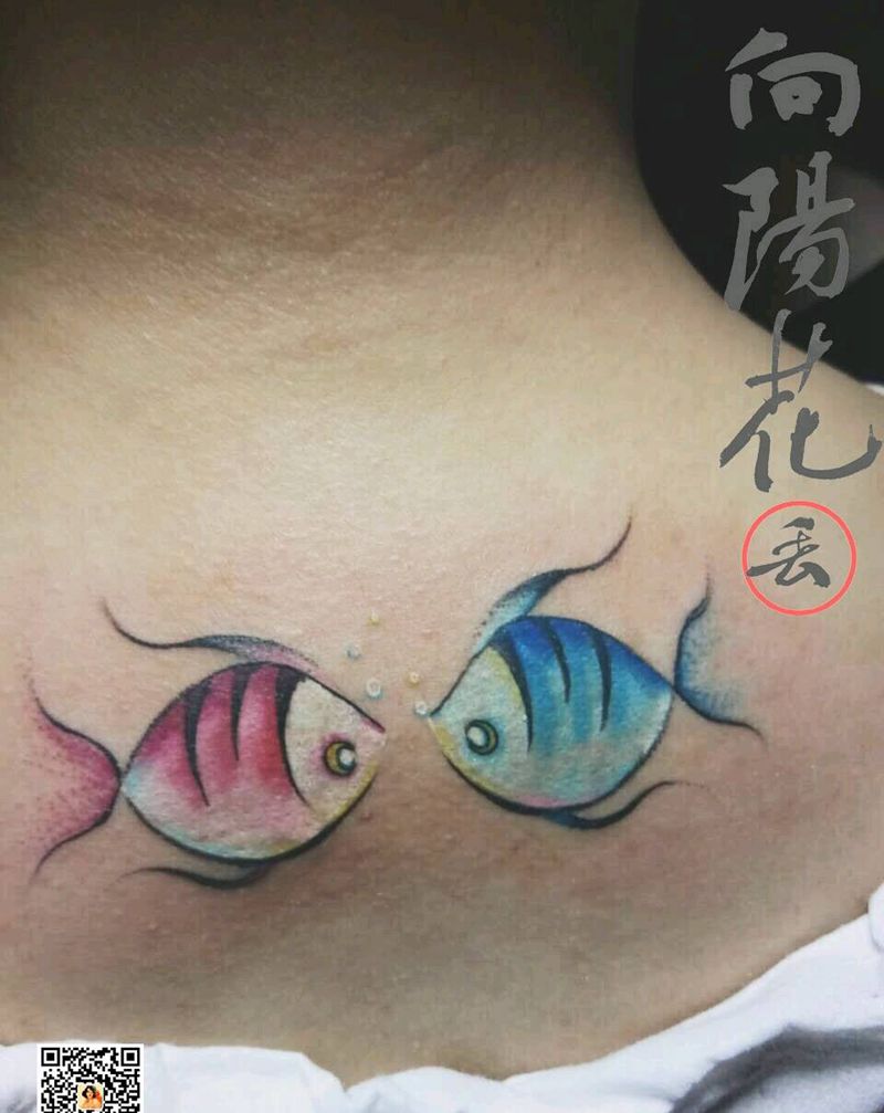 双鱼纹身图片_背部水彩鱼纹身图案