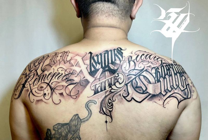 十来个钟纹身图片_背部花体字纹身图案