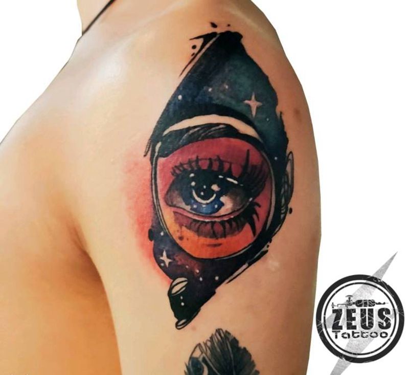 卡姿兰大眼睛纹身图片_手臂水彩New School眼睛星空宇宙纹身图案