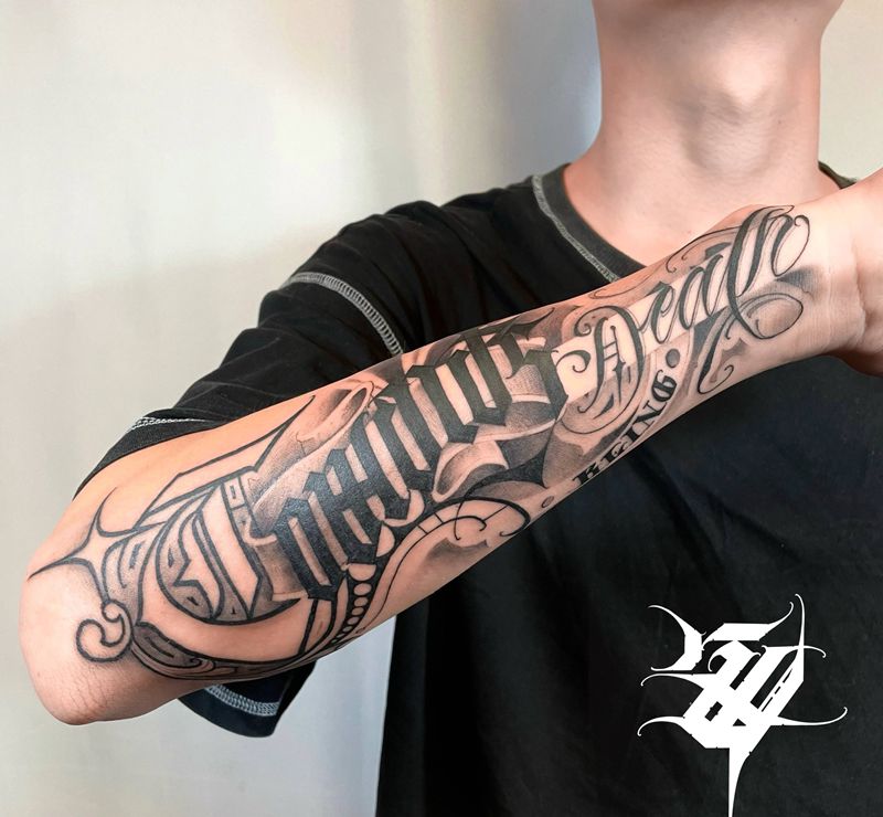 店里字母儿纹身图片_手臂花体字纹身图案