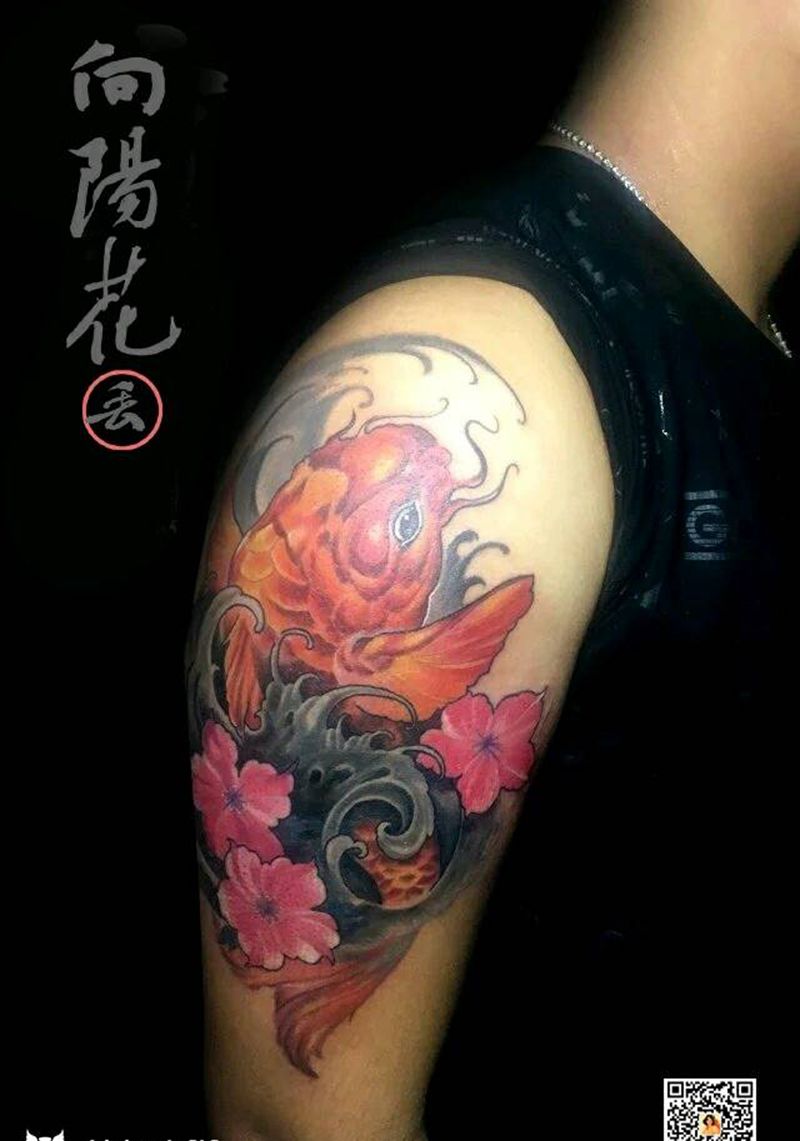 锦鲤纹身图片_手臂新传统锦鲤纹身图案