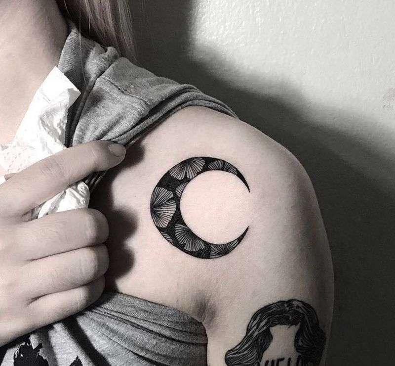 月亮纹身图片_肩部背部几何点刺纹身图案