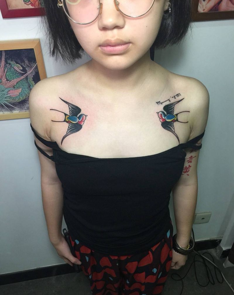 锁骨燕子纹身纹身图片_成品胸部动物纹身图案
