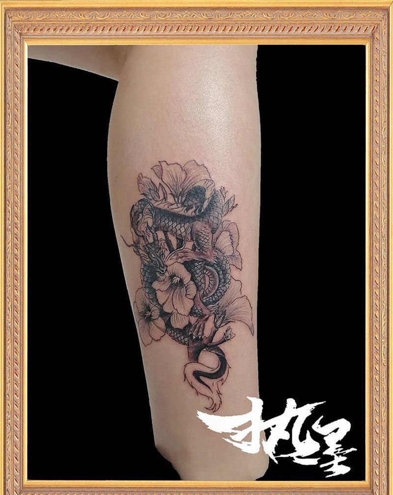 素花小龙纹身图片_腿部纹身图案
