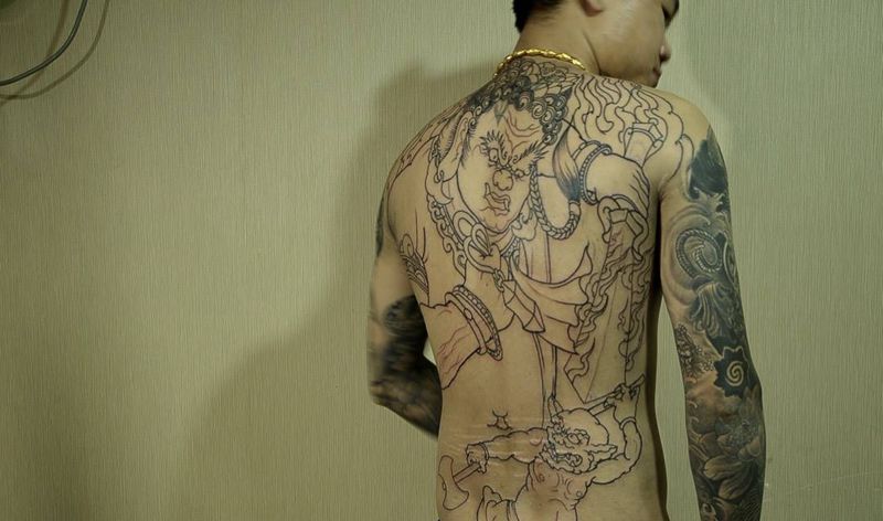 线条纹身图片_背部传统纹身图案