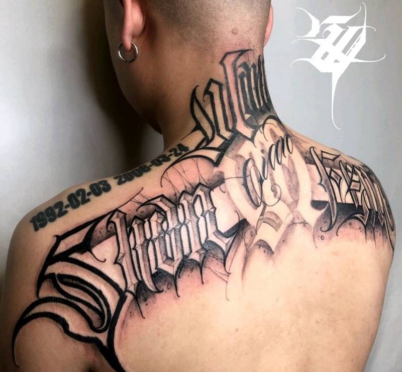 花体字纹身图片_背部花体字纹身图案