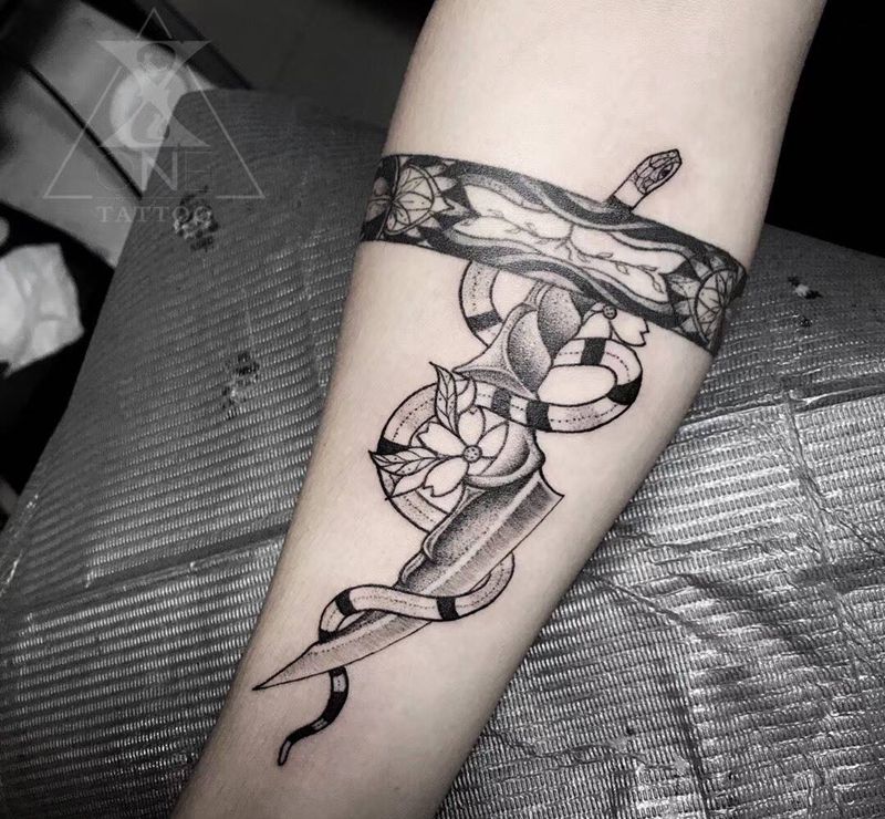 「匕首與蛇」纹身图片