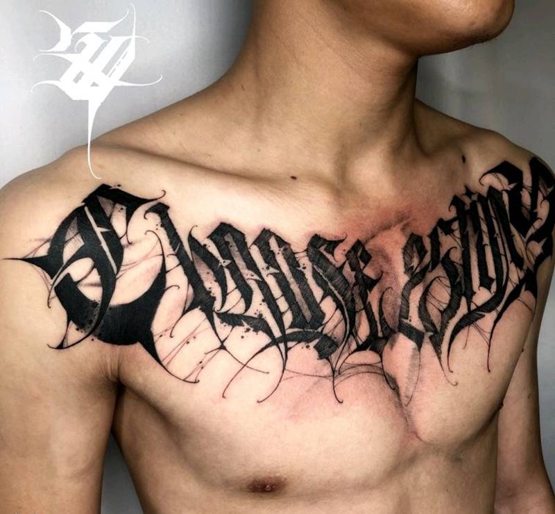 胸纹身图片_胸部花体字纹身图案