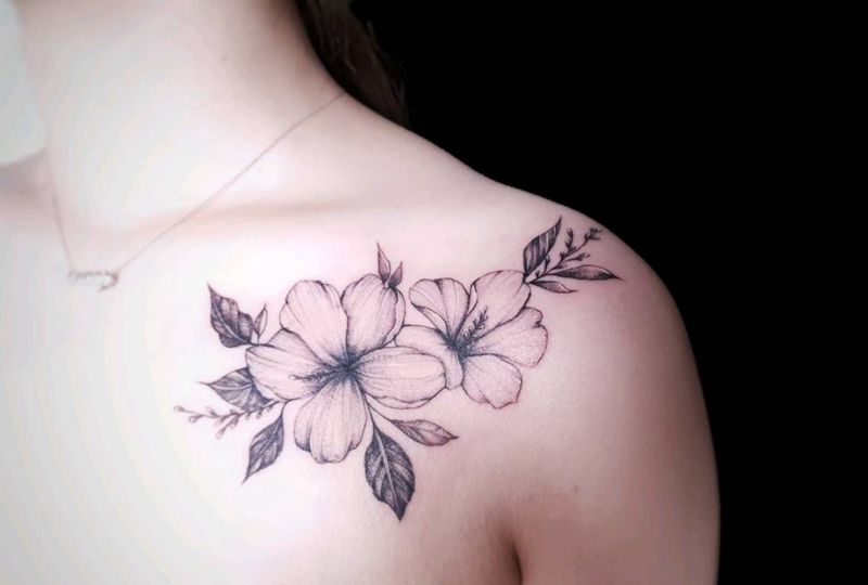 肩部素花纹身图片_肩部点刺素花纹身图案