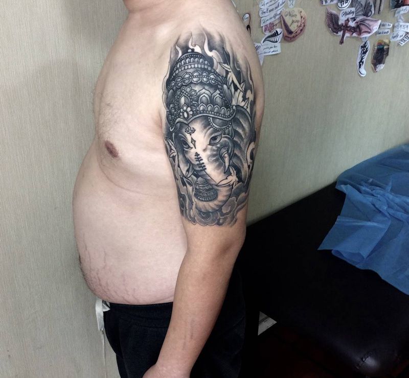 象神盖狼头恢复后，今天做高光纹身图片