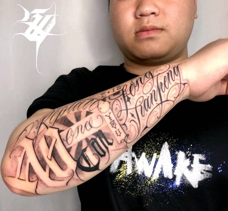 外侧纹身图片_手部花体字纹身图案