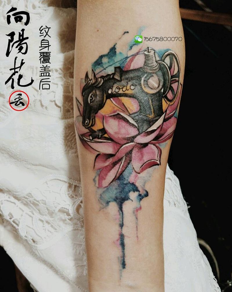 衣裳纹身图片_手臂水彩New School缝纫机莲花纹身图案