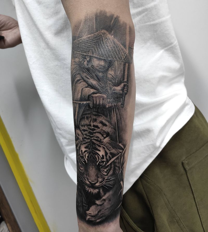 武士&老虎纹身图片_手臂欧美写实纹身图案