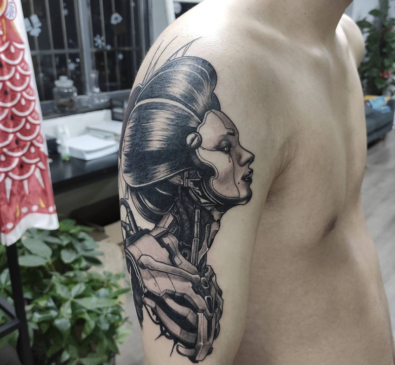 机械艺妓纹身图片_手臂肩部欧美写实纹身图案