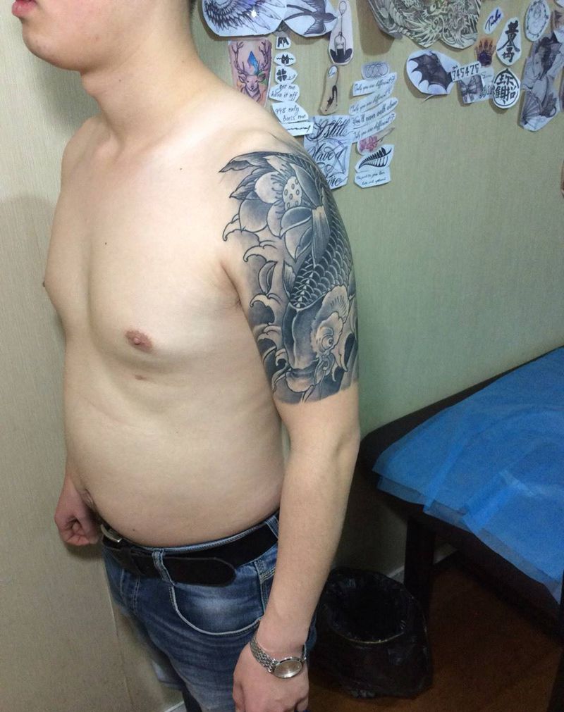 大臂鲤鱼恢复后纹身图片_长沙湖南鲤鱼纹身图案