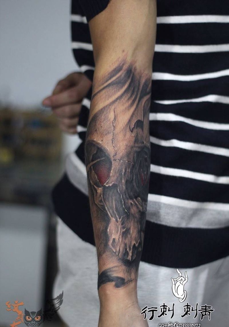 骷髅遮盖包小臂纹身图片