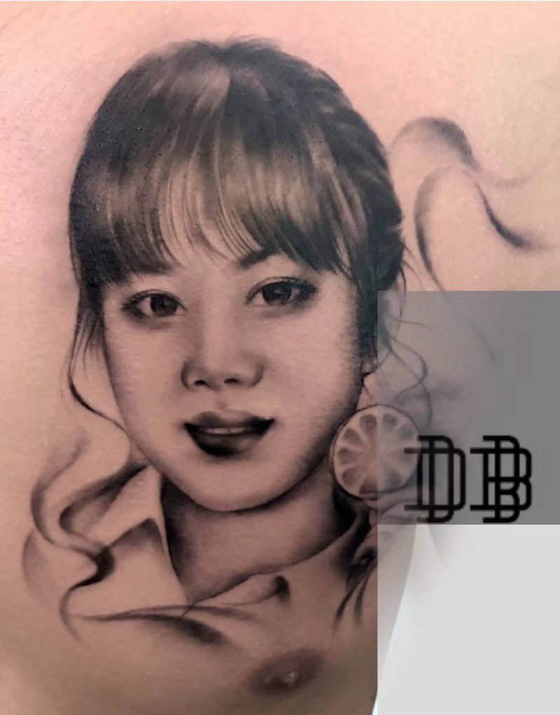 亚洲人像纹身图片_胸部肩部欧美写实水墨美女纹身图案