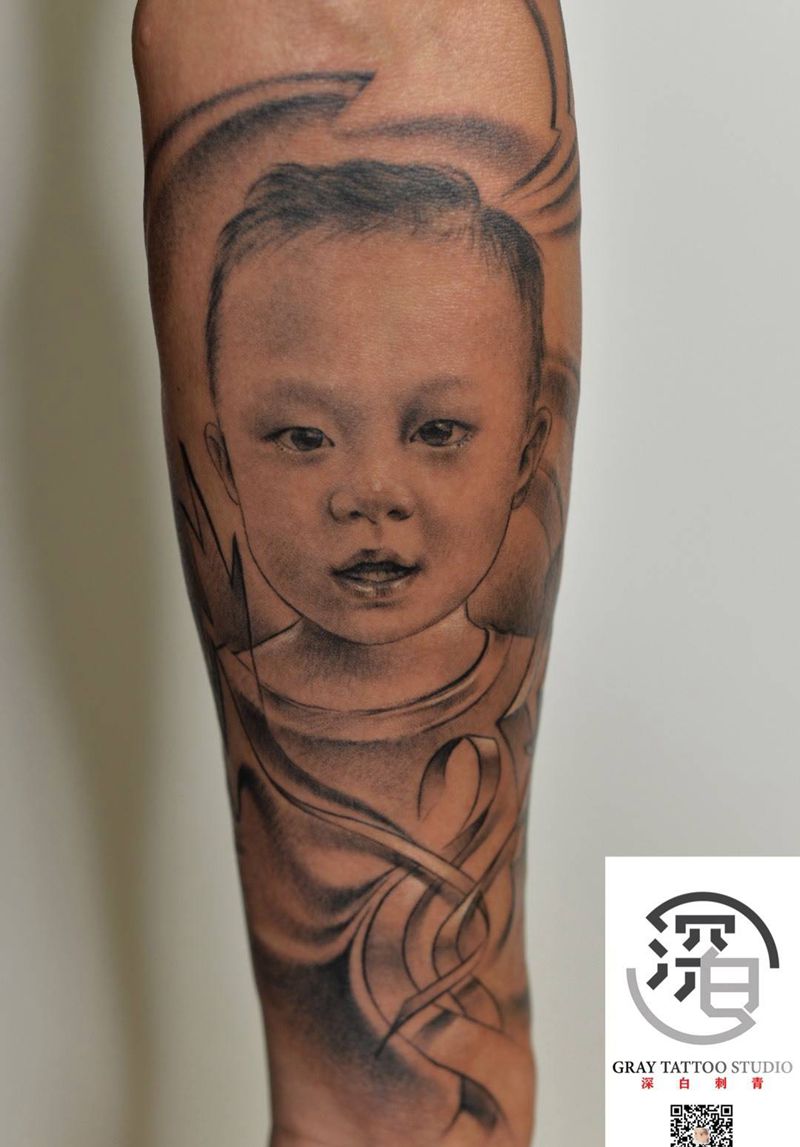 宝宝人像纹身图片_手臂欧美写实纹身图案