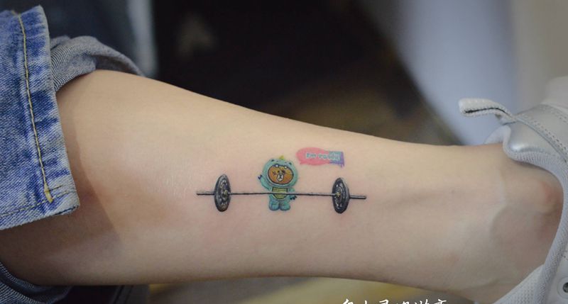 撸铁的布朗熊纹身图片_脚部欧美写实纹身图案