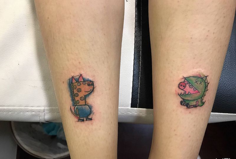 小猪佩奇纹身图片_腿部纹身图案