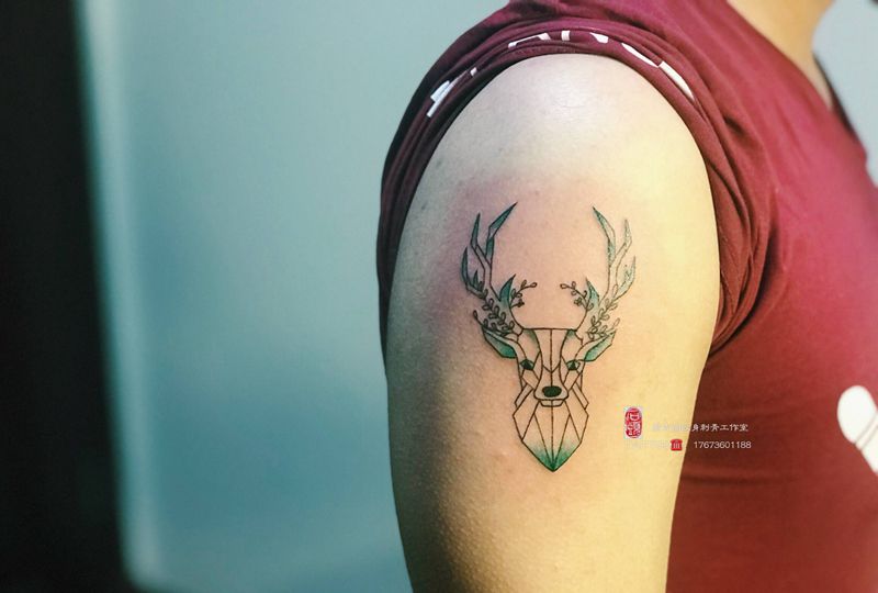 鹿角纹身图片_肩部纹身图案