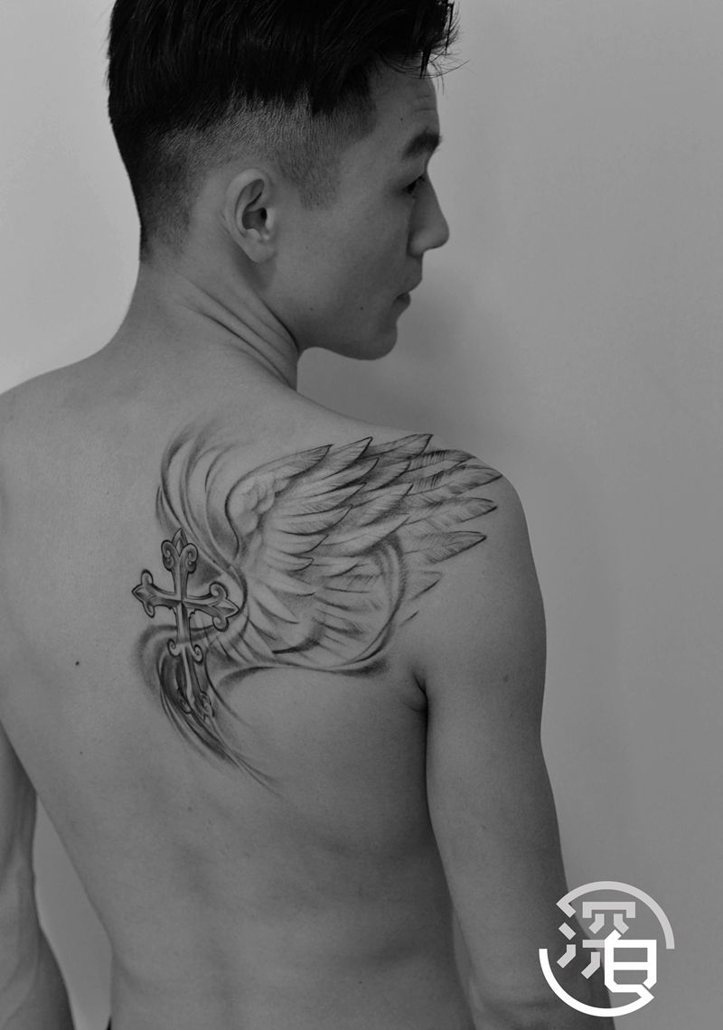 十字架纹身图片_背部肩部欧美写实十字架翅膀纹身图案