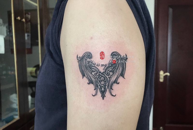 翅膀纹身图片_手臂纹身图案