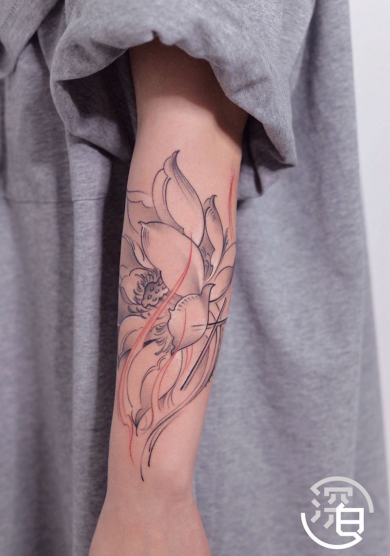 莲十字架纹身图片_手臂手部几何新传统莲花纹身图案