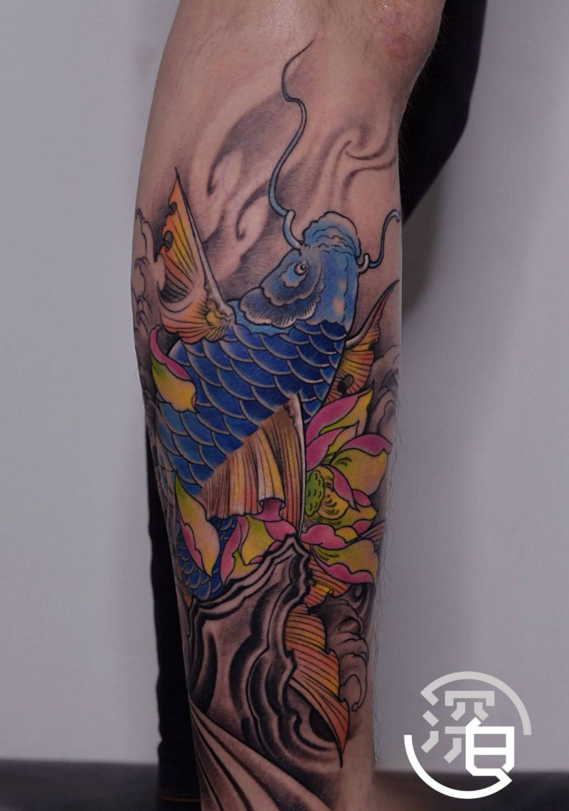 锦鲤纹身纹身图片_腿部脚部新传统鲤鱼浪纹身图案