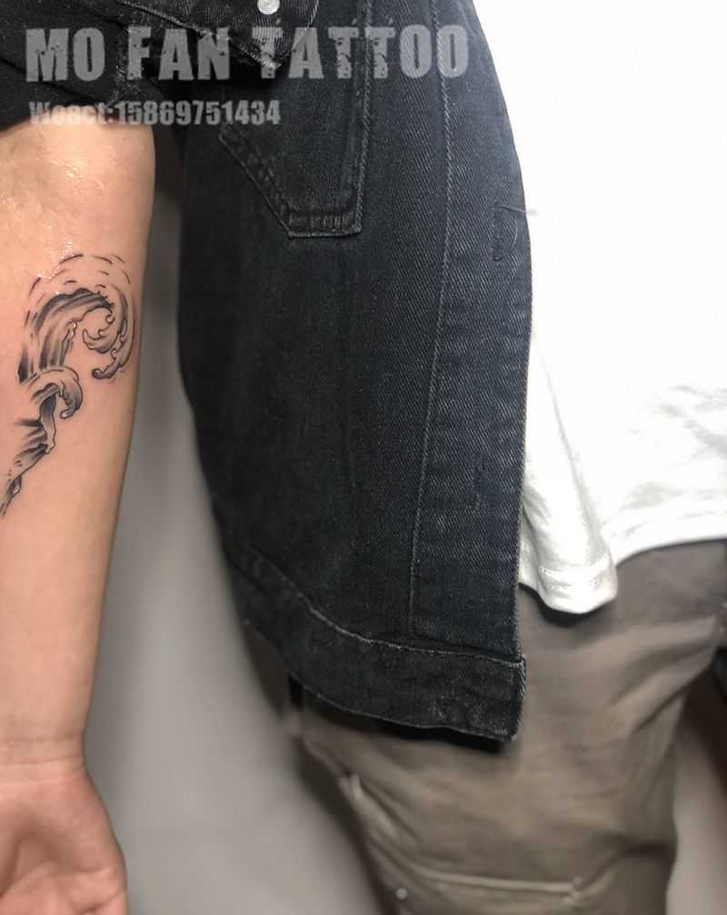 海浪纹身图片_手臂Old School纹身图案