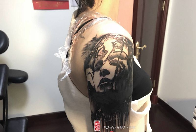 遮盖纹身图片_肩部纹身图案