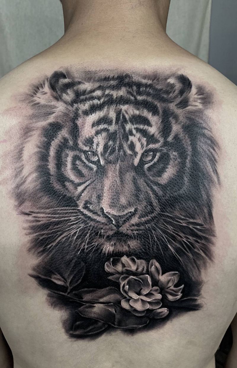 虎嗅茉莉纹身图片_背部欧美写实纹身图案