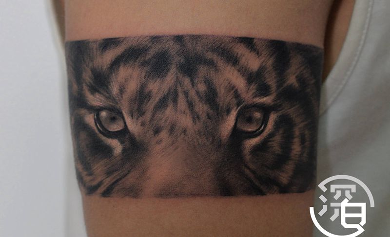 老虎臂环纹身图片_手部手臂欧美写实老虎纹身图案