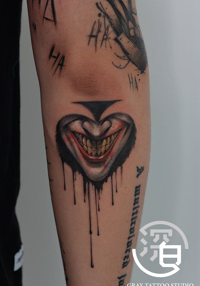 小丑纹身图片_手臂手部欧美写实小丑纹身图案