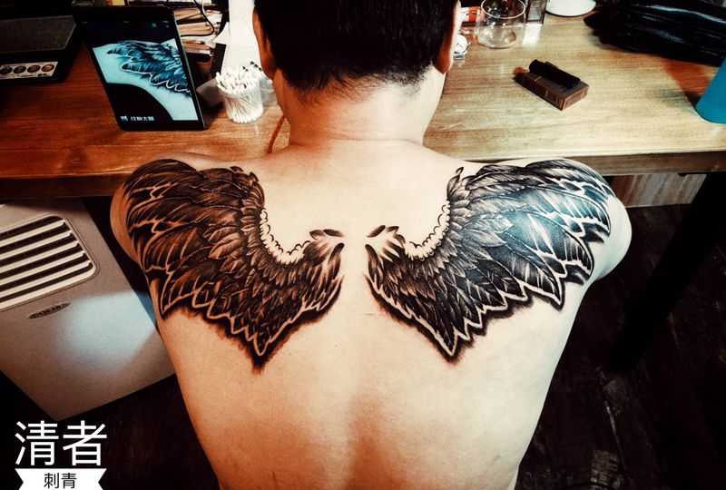翅膀纹身图片_背部纹身图案