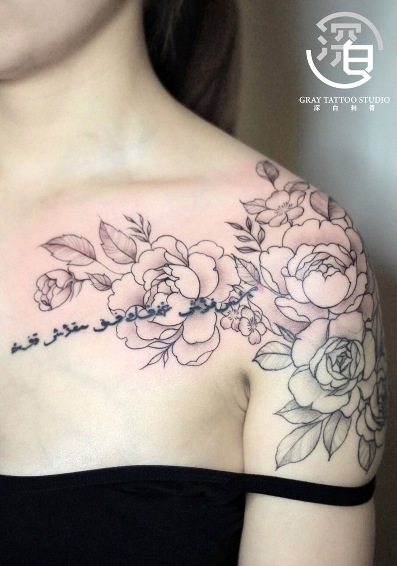 小清新花纹身图片_胸部肩部欧美写实图腾花纹身图案