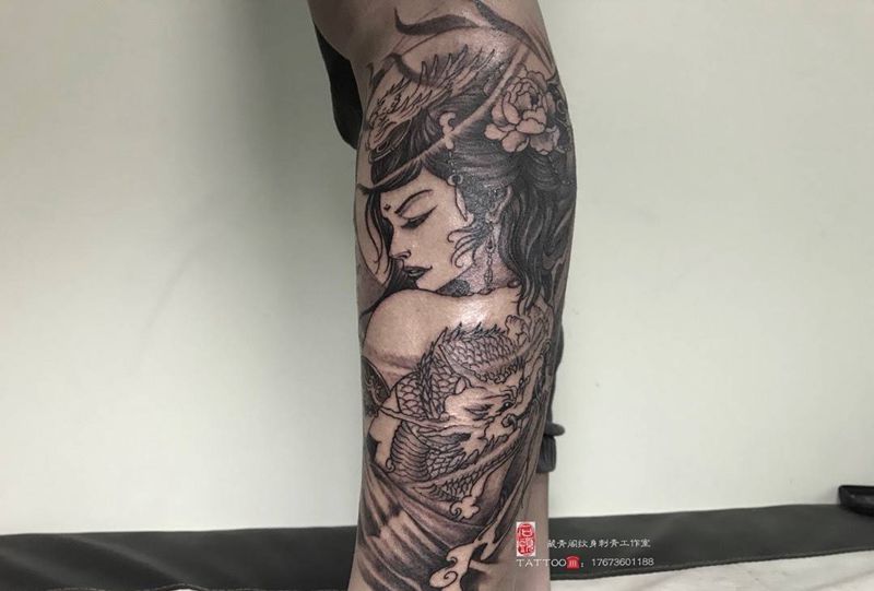 龙纹身的女人纹身图片