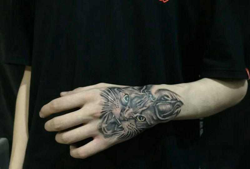 喵喵纹身图片_手部欧美写实纹身图案