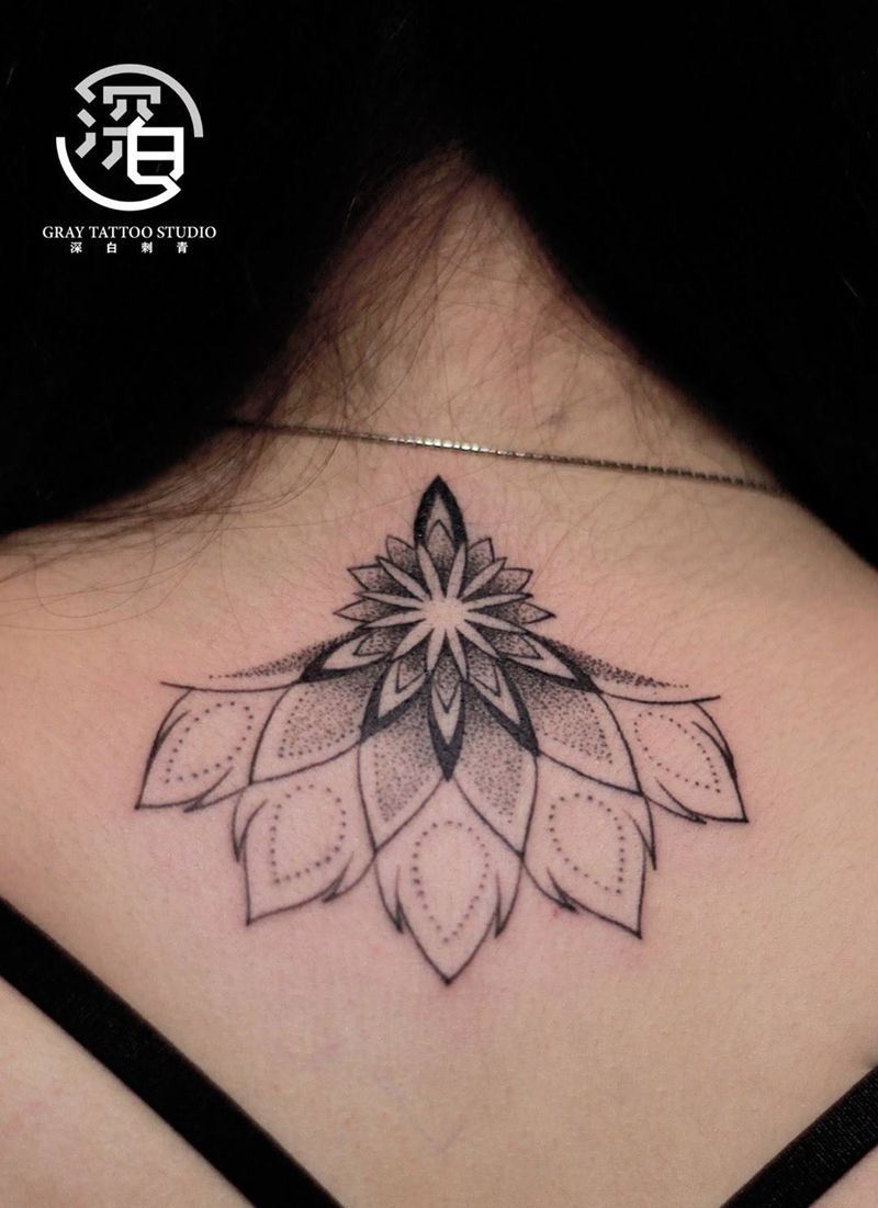 梵花纹身图片_背部肩部几何点刺梵花纹身图案