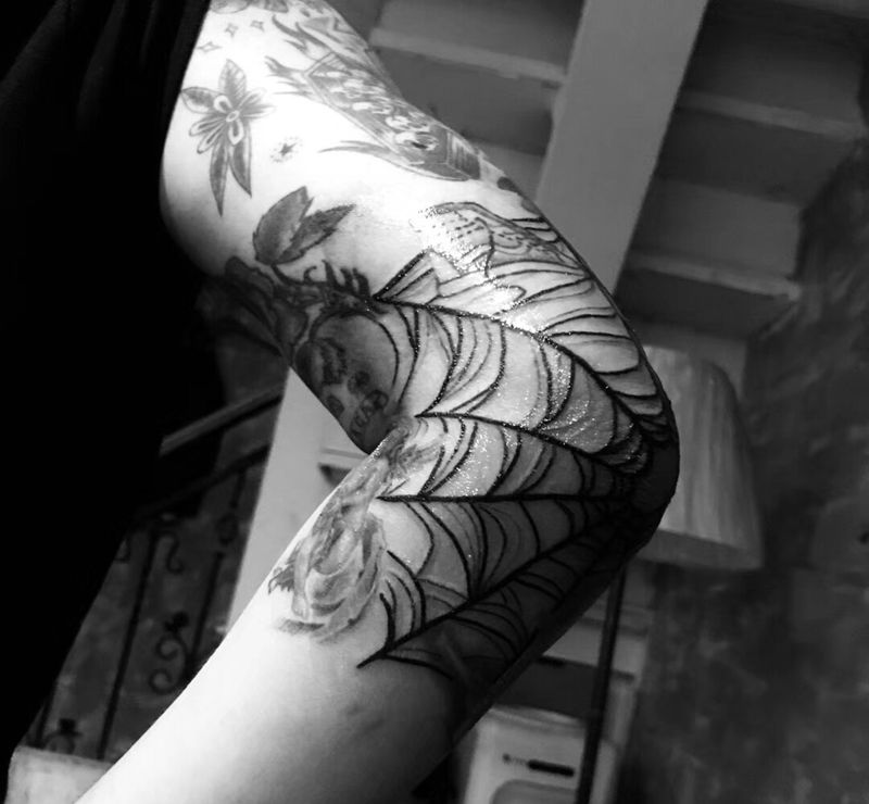 暗黑蜘蛛网纹身图片_手部图腾纹身图案