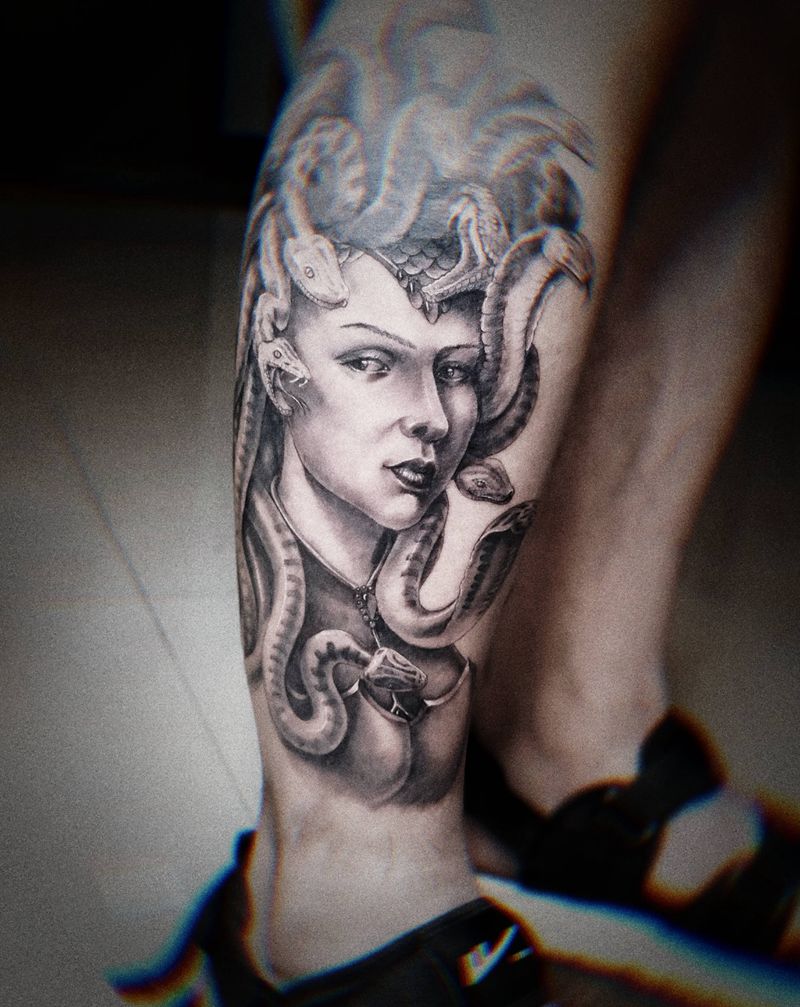 美杜莎纹身图片_腿部欧美写实纹身图案